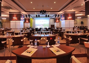 Geräumige Wohnung mit Möbeln und Geräten