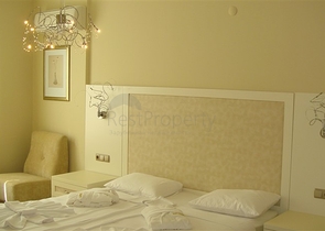 Geräumige Wohnung mit Möbeln und Geräten