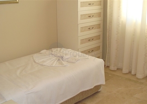 Geräumige Wohnung mit Möbeln und Geräten