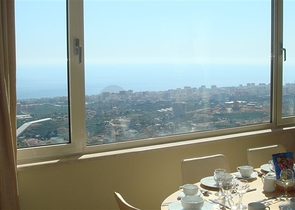 Geräumige Wohnung mit Möbeln und Geräten