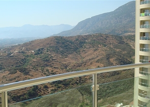 Geräumige Wohnung mit Möbeln und Geräten