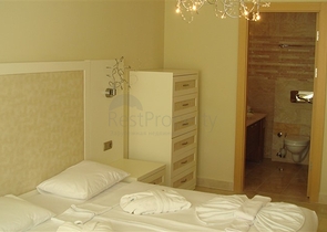 Geräumige Wohnung mit Möbeln und Geräten