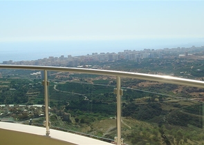 Geräumige Wohnung mit Möbeln und Geräten