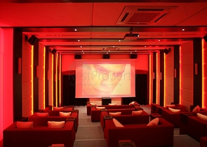 Geräumige Wohnung mit Möbeln und Geräten