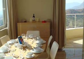 Geräumige Wohnung mit Möbeln und Geräten