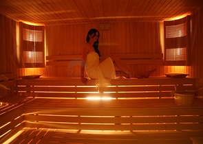 Geräumige Wohnung mit Möbeln und Geräten