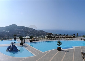 Geräumige Wohnung mit Möbeln und Geräten