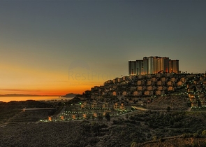 Geräumige Wohnung mit Möbeln und Geräten