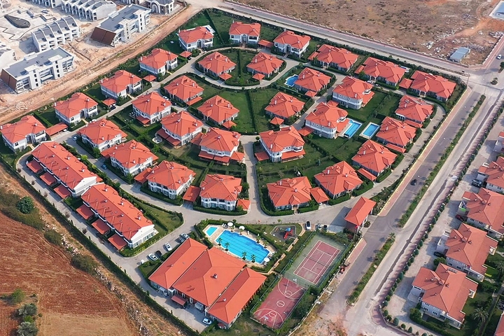 Villa mit 4+2 Grundrissen in der Region Doshemealty - Antalya 