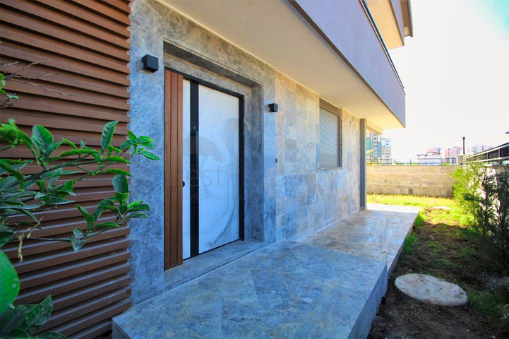 Villa mit 6+1 Grundriss in der Wohngegend Güzeloba - Antalya