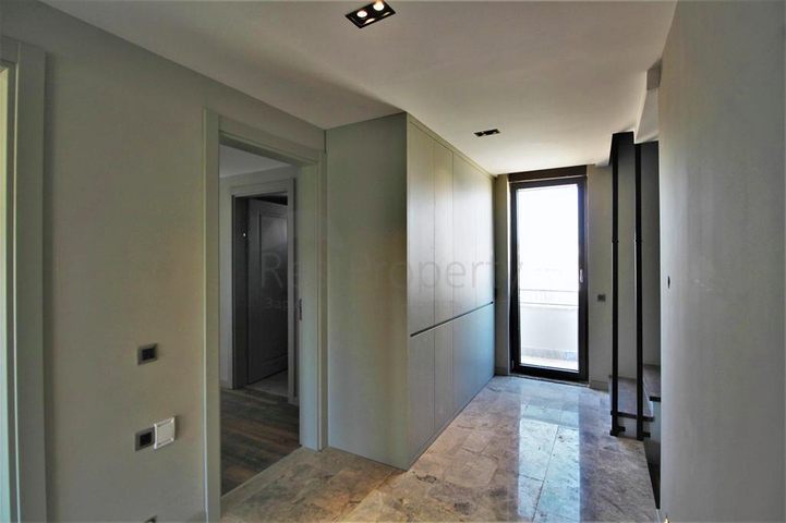 Villa mit 6+1 Grundriss in der Wohngegend Güzeloba - Antalya