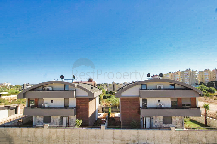 Villa mit 6+1 Grundriss in der Wohngegend Güzeloba - Antalya