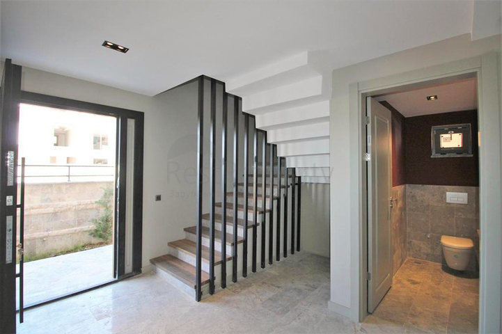 Villa mit 6+1 Grundriss in der Wohngegend Güzeloba - Antalya