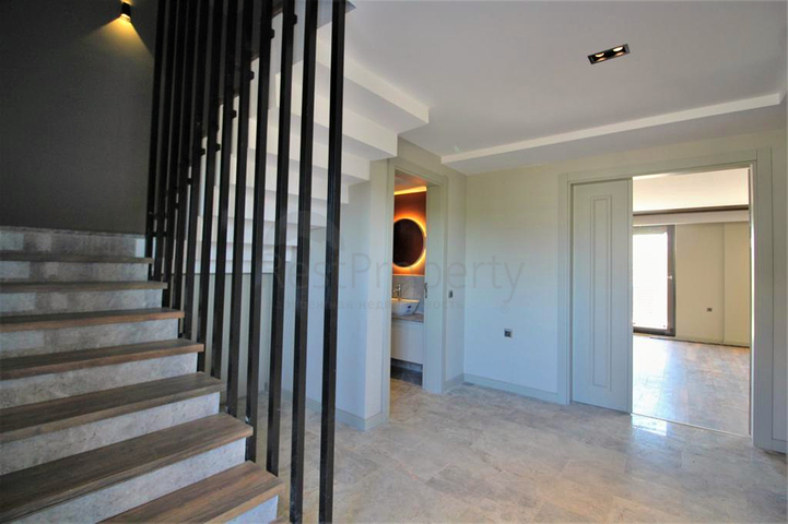 Villa mit 6+1 Grundriss in der Wohngegend Güzeloba - Antalya