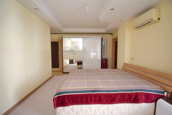 Wohnung mit 6+2 Doppelhaushälfte im Zentrum von Antalya 