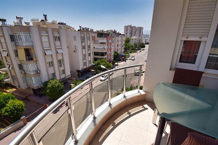 Wohnung mit 6+2 Doppelhaushälfte im Zentrum von Antalya 