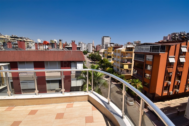 Wohnung mit 6+2 Doppelhaushälfte im Zentrum von Antalya 