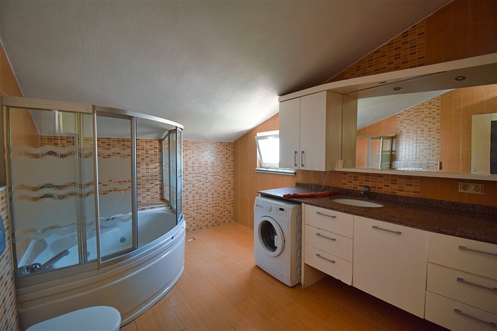 Wohnung mit 6+2 Doppelhaushälfte im Zentrum von Antalya 