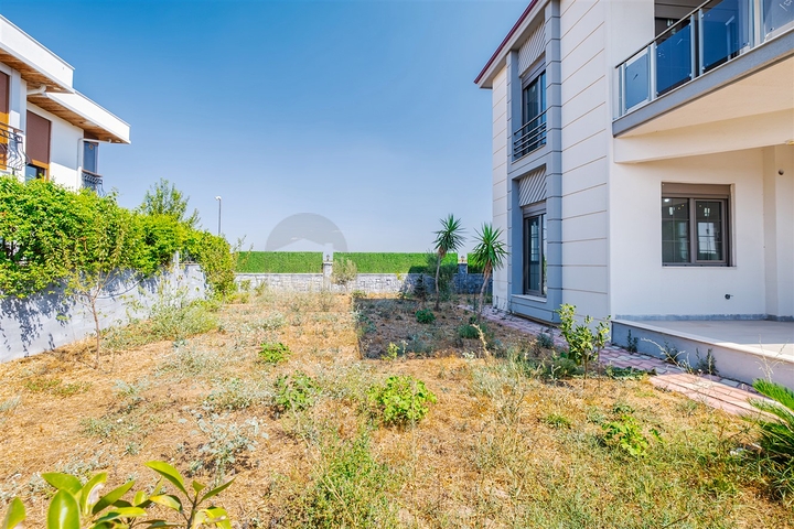 Villa mit 5+1 Grundrissen in der Region Doshemealty - Antalya 