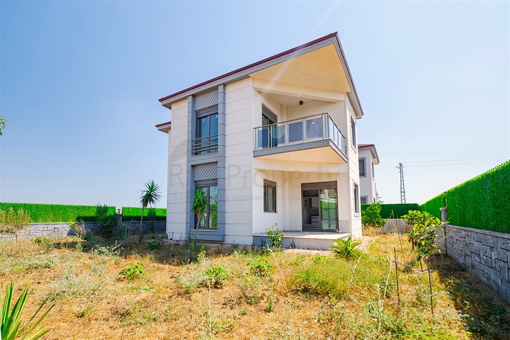 Villa mit 5+1 Grundrissen in der Region Doshemealty - Antalya 