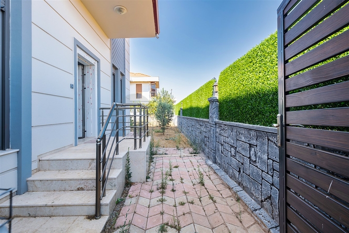 Villa mit 5+1 Grundrissen in der Region Doshemealty - Antalya 