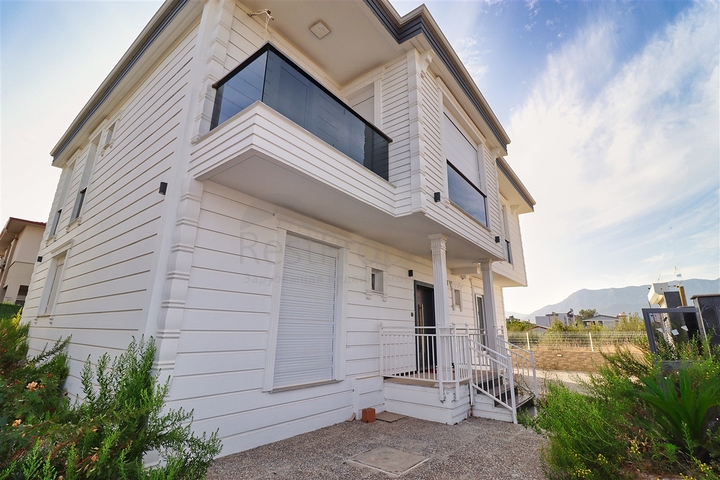 Villa mit 5+1 Grundrissen in der Region Doshemealty - Antalya 