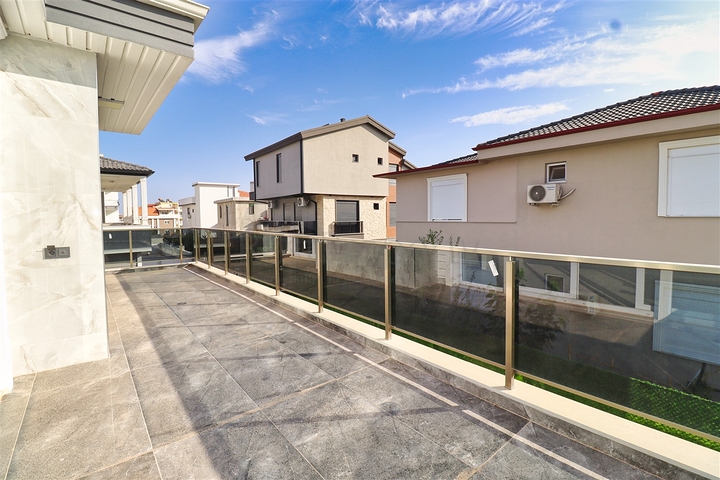 Villa mit 5+1 Grundrissen in der Region Doshemealty - Antalya 