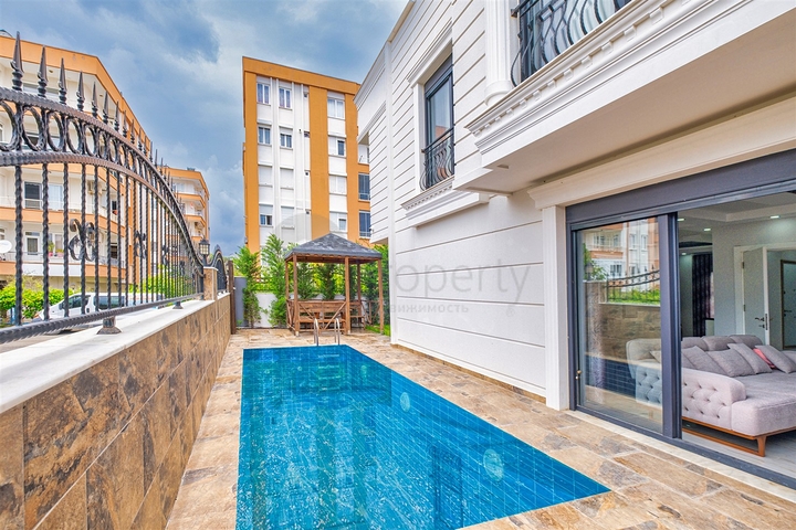 Villa mit 5+1 Grundriss in der Wohngegend Güzeloba - Antalya 