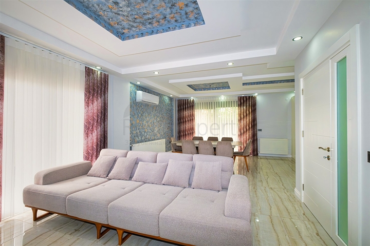 Villa mit 5+1 Grundriss in der Wohngegend Güzeloba - Antalya 