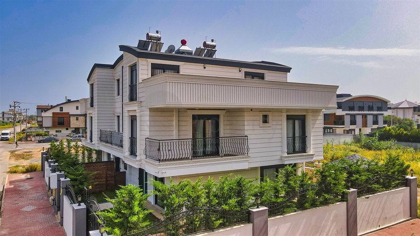 Villa mit 5+1 Grundriss in der Wohngegend Güzeloba - Antalya 