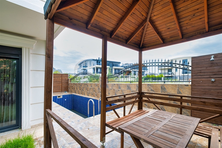 Villa mit 5+1 Grundriss in der Wohngegend Güzeloba - Antalya 