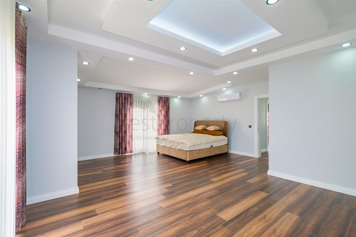 Villa mit 5+1 Grundriss in der Wohngegend Güzeloba - Antalya 