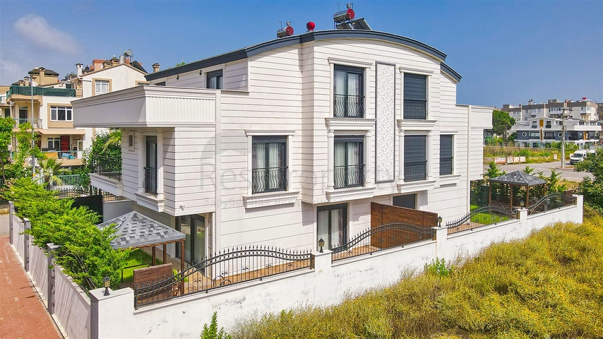 Villa mit 5+1 Grundriss in der Wohngegend Güzeloba - Antalya 