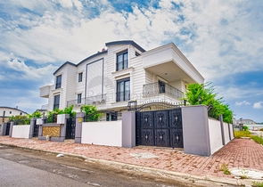 Villa mit 5+1 Grundriss in der Wohngegend Güzeloba - Antalya 