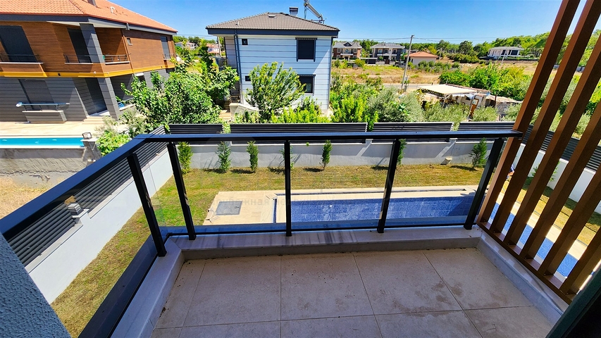 4+1-Villa in der Region Doshemealty - Antalya 