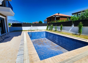 4+1-Villa in der Region Doshemealty - Antalya 