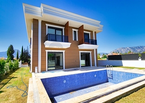 4+1-Villa in der Region Doshemealty - Antalya 