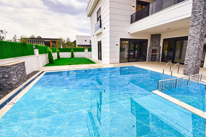 Villa mit 5+1 Grundrissen in der Region Doshemealty - Antalya 