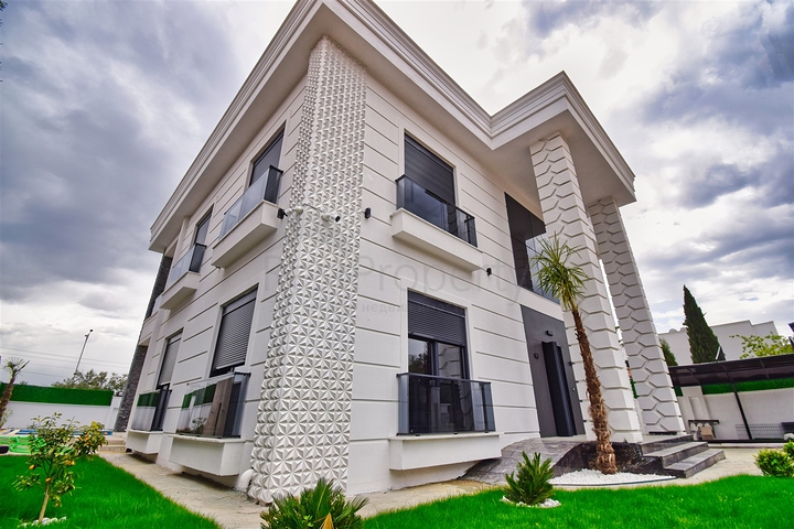 Villa mit 5+1 Grundrissen in der Region Doshemealty - Antalya 