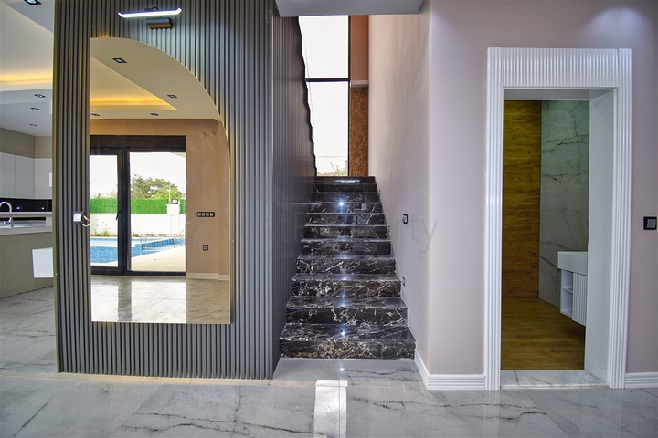 Villa mit 5+1 Grundrissen in der Region Doshemealty - Antalya 