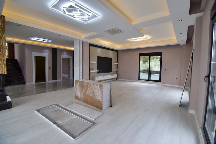 Villa mit 5+1 Grundrissen in der Region Doshemealty - Antalya 