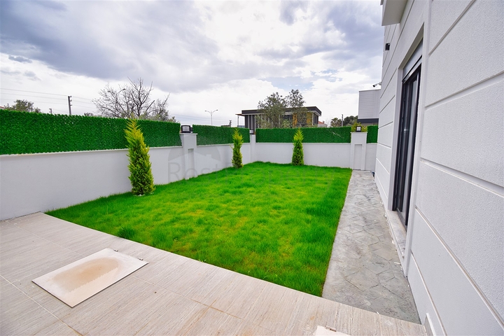 Villa mit 5+1 Grundrissen in der Region Doshemealty - Antalya 