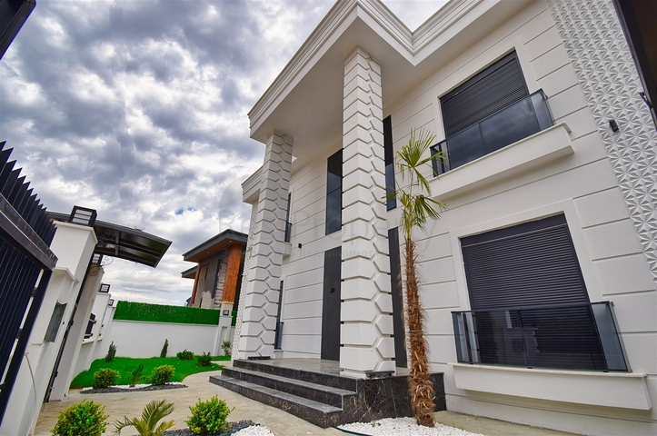 Villa mit 5+1 Grundrissen in der Region Doshemealty - Antalya 