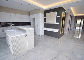 Villa mit 5+1 Grundrissen in der Region Doshemealty - Antalya 