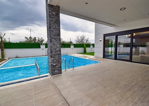 Villa mit 5+1 Grundrissen in der Region Doshemealty - Antalya 