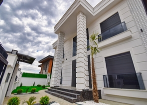 Villa mit 5+1 Grundrissen in der Region Doshemealty - Antalya 