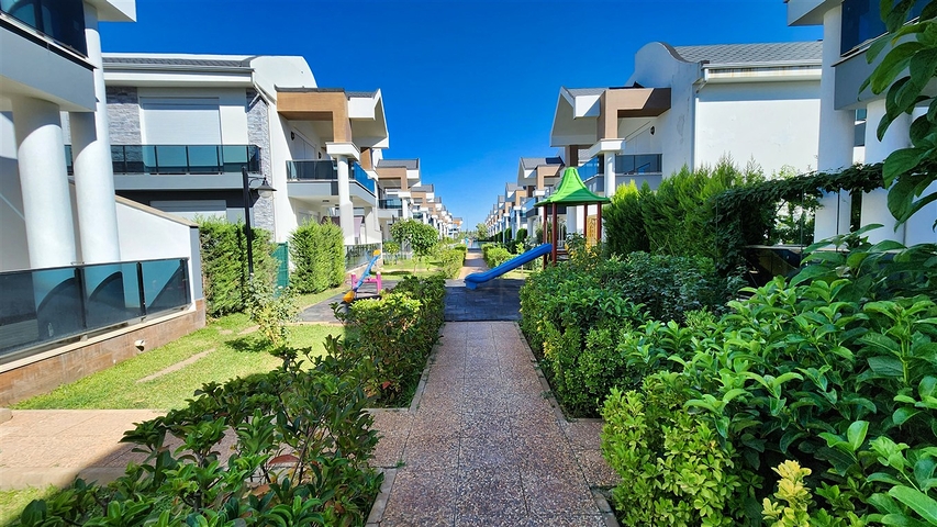 Villa mit 5+1 Grundrissen in der Region Doshemealty - Antalya 