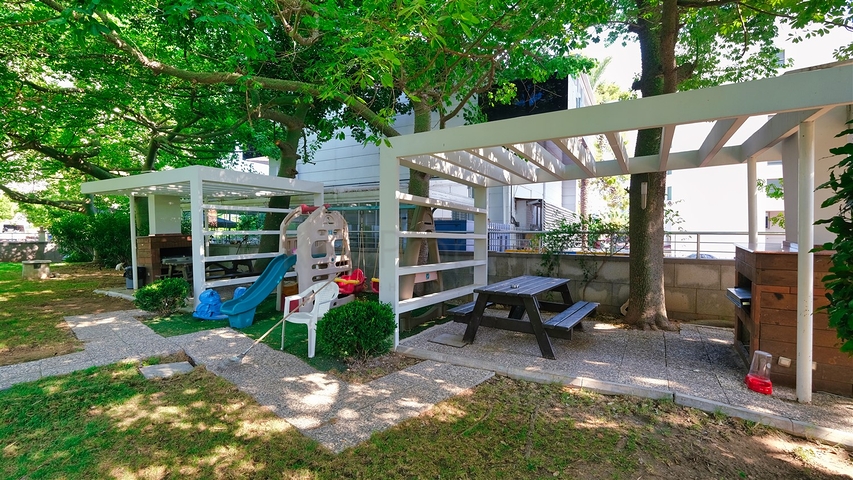 Apartment mit 3+1 Grundriss im Stadtteil Yesilbahce von Antalya 