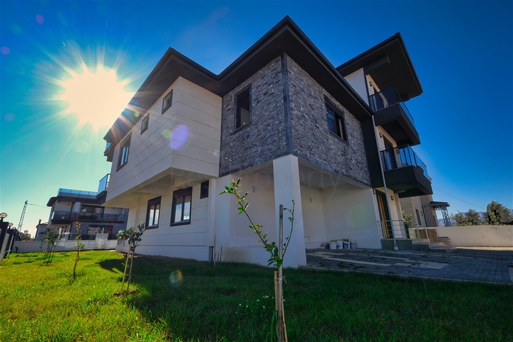 Villa mit 5+1 Grundrissen in der Region Doshemealty - Antalya 