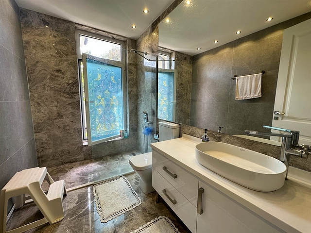 Villa mit 5+1 Grundrissen in der Region Doshemealty - Antalya 